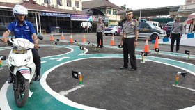Viral Ibu-ibu Ngamuk ke Polisi Anaknya Gagal Ujian SIM C Pakai Matic