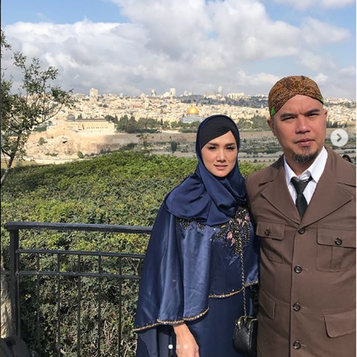 <p>Potret ini diambil di Bukit Zaitun, di mana di belakangnya terlihat pemandangan area Masjidil Aqsha. Keren banget ya. (Foto: instagram @mulanjameela1)</p>