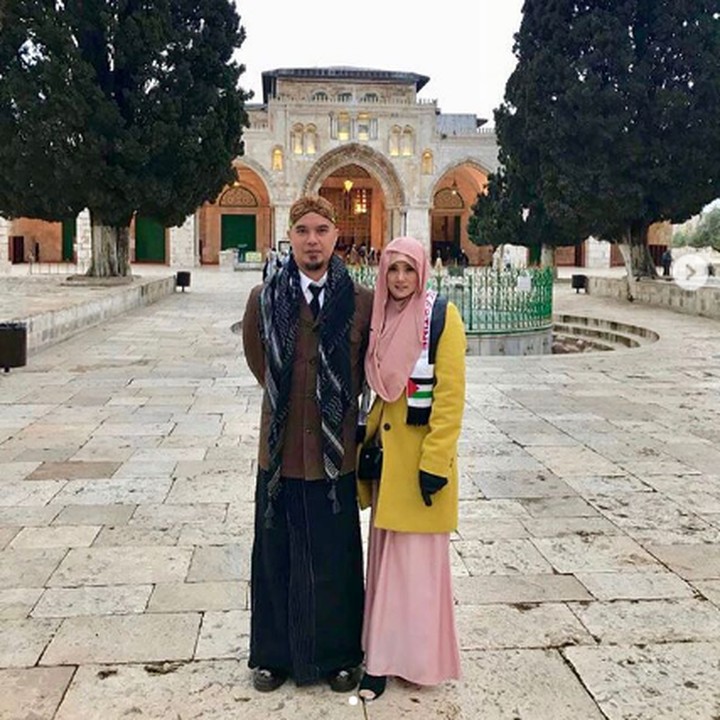<p>Mulan Jameela dan Ahmad Dhani juga singgah di Masjid Al-Aqsha, mesjid yang sangat bersejarah bagi umat Islam. (Foto: instagram @mulanjameela1)</p>