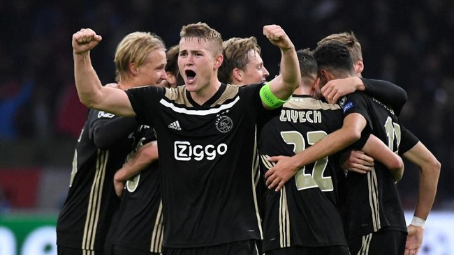 Pemain belakang Liverpool Virgil van Dijk tidak masalah jika Ajax Amsterdam, Matthijs de Ligt, mengalahkan rekor bek termahal miliknya.