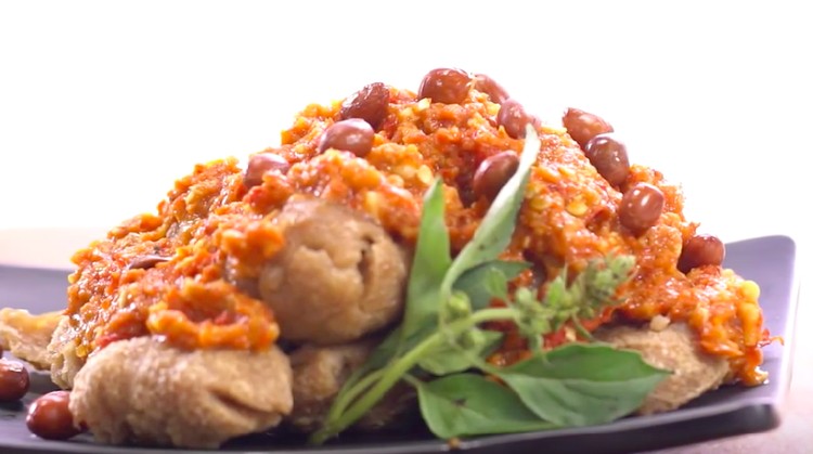Resep Bakso Penyet, Pedas Menggoda Nih Bun Resep bakso penyet juga bisa sama pedas dan segarnya seperti ayam penyet. Coba buat di rumah yuk, Bun!