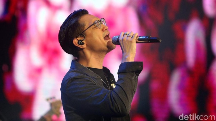 Afgan yang Tak Pernah Lupa Pesan Sang Bunda Afgan harus membagi waktu demi meraih kesuksesan karier, tapi tak melupakan pendidikan. Kuncinya, dia selalu ingat dengan pesan sang bunda.