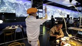 FOTO: Restoran China Pakai Robot dan Kecerdasan Buatan Sebuah restoran di China menggunakan robot dan kecerdasan buatan untuk melayani para pelanggannya.