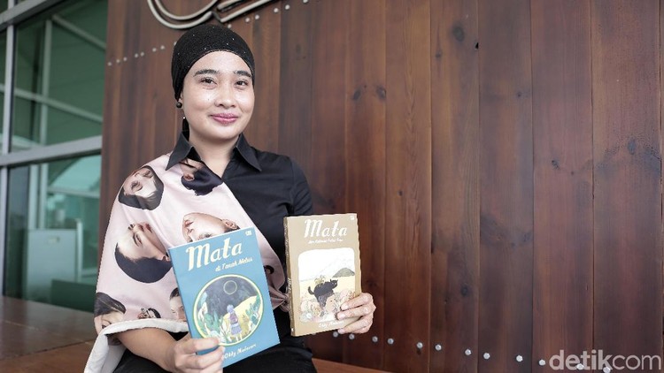 Serunya penulis Okky Madasari membuat novel sambil bertualang dengan anak ke Indonesia bagian timur.