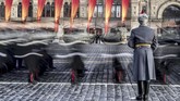 Kadet Rusia berjalan saat parade militer di Lapangan Merah, Moskow, dalam rangka peringatan 77 tahun ketika Pasukan Merah melewati Kremlin menuju garis depan melawan pasukan Nazi Jerman pada 1941. (AFP/Mladen Antonov)