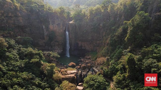 Pantai Cimaja dan Geopark Ciletuh hanyalah dua dari selusin lebih kecantikan alam yang bisa dinikmati di Kabupaten Sukabumi, Jawa Barat.