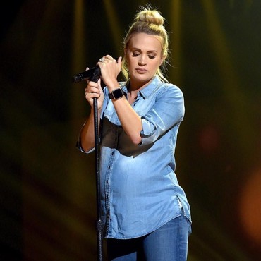 Hamil Besar, Gaun Carrie Underwood Jadi Sorotan