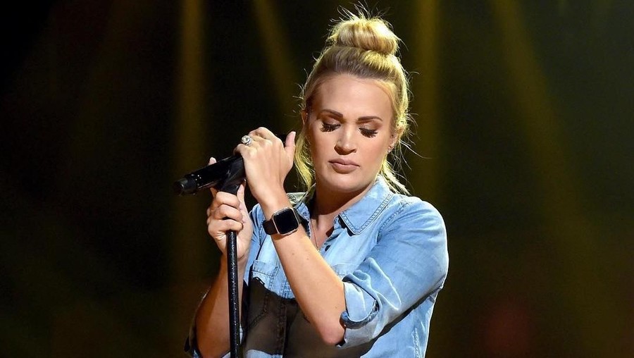 Hamil Besar, Gaun Carrie Underwood Jadi Sorotan Carrie Underwood tampil dengan gaun ketat yang memperlihatkan perut besarnya. Gaun dengan motif bunga itu membuatnya terlihat anggun dan cantik.
