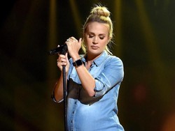 Hamil Besar, Gaun Carrie Underwood Jadi Sorotan