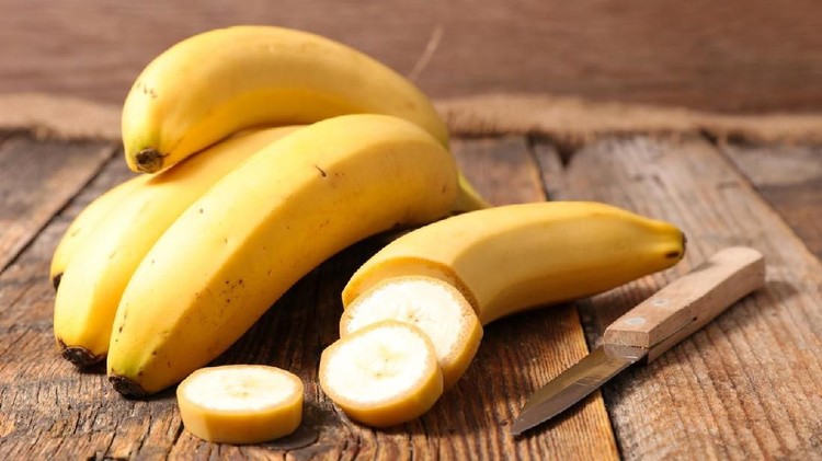 Pisang, buah bernutrisi yang praktis dan sehat, namun sulit disimpan karena cepat matang. Berikut tips cara menyimpan pisang agar tetap segar.