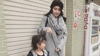 <p>Walaupun anaknya sudah besar, dengan baju hangat ini Ayu Ting Ting tetap terlihat awet muda kan, Bun? (Foto: Instagram @ayutingting92)</p>
