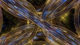 Foto aerial yang menunjukkan lalu lintas di persimpangan pusat kota Shanghai, China. (AFP/Johannes Eisele)