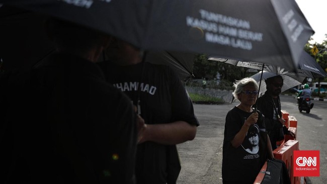 Usai putusan PTUN, Komnas HAM dinilai bisa membuka kembali proses penyelidikan Tragedi Semanggi I dan II. Spirit baru menyelesaikan pelanggaran HAM Orde Baru.