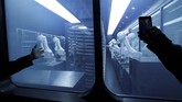 FOTO: Restoran China Pakai Robot dan Kecerdasan Buatan Sebuah restoran di China menggunakan robot dan kecerdasan buatan untuk melayani para pelanggannya.