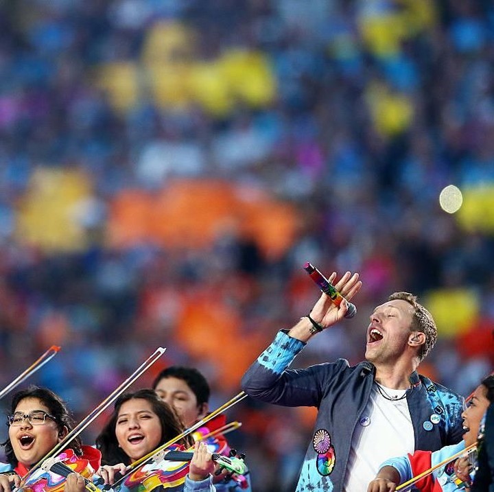 Tak disangka, di balik senyum yang dilemparkan Chris Martin di atas panggung, ia tengah berjuang keras atas kehidupannya. (Foto: Ronald Martinez/Getty Images)