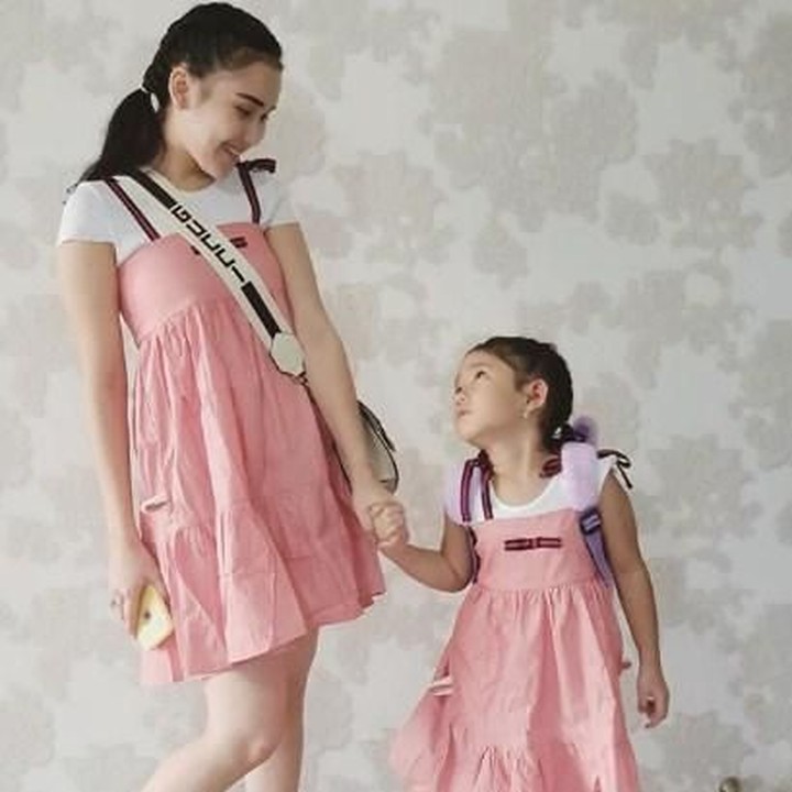 <p>Ayu Ting Ting terlihat seperti kakaknya Bilqis ya dengan baju pink ini. Kompak banget. (Foto: instagram @ayutingting92) </p>