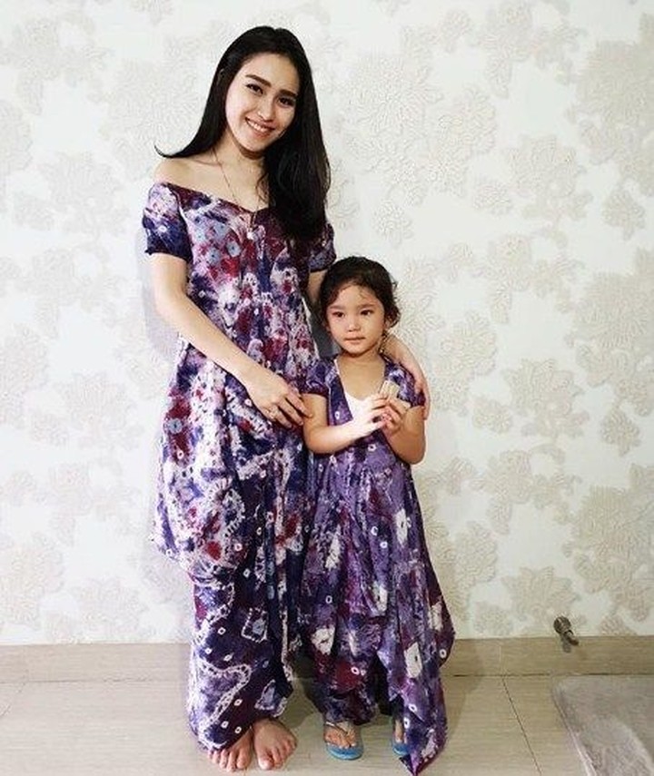 Ayu Ting Ting dan putrinya, Bilqis Khumairah Razak, sering tampil dengan pakaian yang kompak Bun, intip yuk.