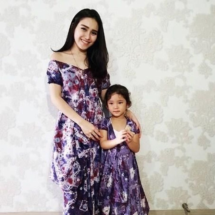 <p>Ayu Ting Ting dan Bilqis memang hobi memakai pakaian yang kembar, mereka terlihat cantik dengan gaun ungu ini kan, Bun? (Foto: instagram @ayutingting92)</p>