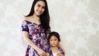 <p>Ayu Ting Ting dan Bilqis memang hobi memakai pakaian yang kembar, mereka terlihat cantik dengan gaun ungu ini kan, Bun? (Foto: instagram @ayutingting92)</p>