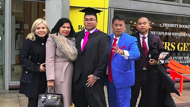 Rasa haru dan bangga menyertai kelulusan anak Hotman Paris Hutapea. Ia tak menyangka, dulu dari kampung kini anak-anaknya bisa jadi lulusan luar negeri.