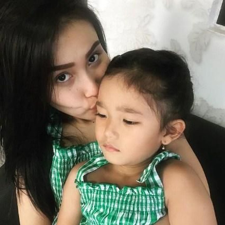 <p>Lho Bilqis kenapa? Kok cemberut gitu mukanya? Kan sudah kompak pakai baju hijau kotak-kotak dengan Bunda Ayu? (Foto: Instagram @ayutingting92)    </p>
