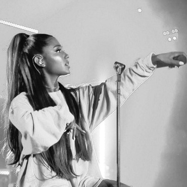 Keren, Ariana Grande Catat Rekor Kuasai Youtube