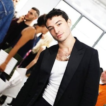 Heboh Video Ezra Miller Cekik Penggemar Wanita