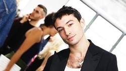 Heboh Video Ezra Miller Cekik Penggemar Wanita