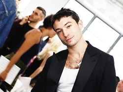 Heboh Video Ezra Miller Cekik Penggemar Wanita