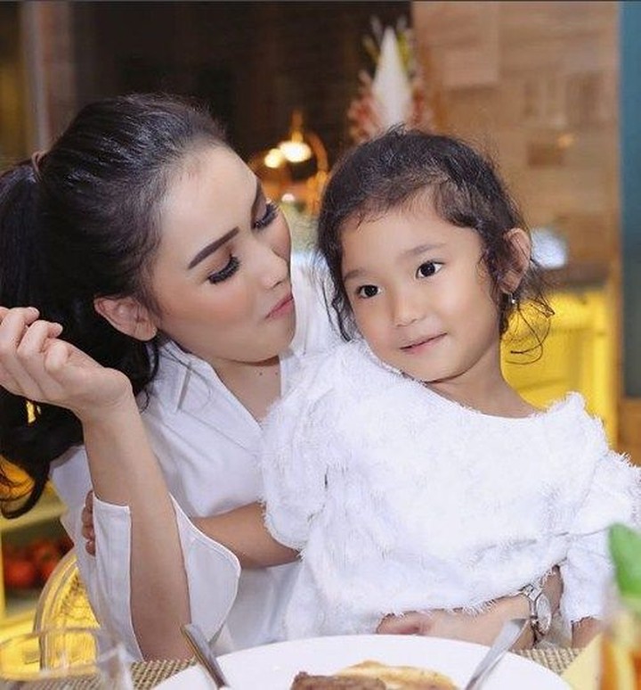 Intip Kompaknya Gaya Ayu Ting Ting dan Putrinya