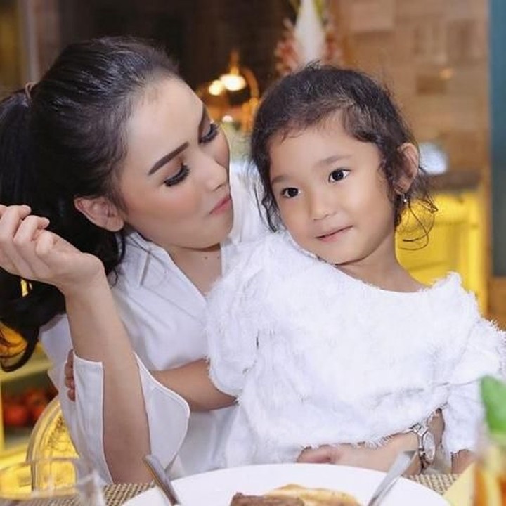 <p>Manisnya senyum Bilqis, mirip sama bundanya ya. (Foto: instagram @ayutingting92)</p>
