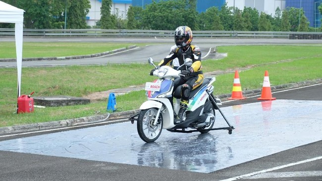 Masyarakat pengguna kendaraan roda dua harus mengerti dua poin yang bisa menyelamatkan jiwanya di jalan raya.