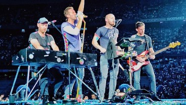 Chris Marten Sakit Paru-paru Serius, Coldplay Batalkan Konser sampai 2023