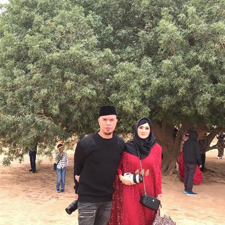 <p>Mulan dan Ahmad Dhani juga mengunjungi Pohon Sahabi, yang dijuluki "the only living Sahabi" alias satu-satunya sahabat Nabi Muhammad yang masih hidup. Usia pohon ini diperkirakan lebih dari 1.400 tahun. (Foto: instagram @mulanjameela1)  </p>