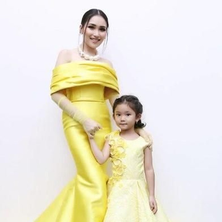 <p>Dengan gaun kuning ini, Ayu Ting Ting dan Bilqis terlihat seperti putri raja ya. (Foto: Instagram @ayutingting92)  </p>
