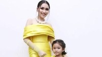 <p>Dengan gaun kuning ini, Ayu Ting Ting dan Bilqis terlihat seperti putri raja ya. (Foto: Instagram @ayutingting92)  </p>