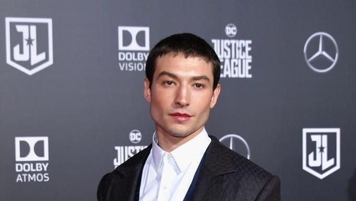 Ezra Miller Dituduh Lakukan Grooming pada Remaja Aktivis Tokata Iron Eyes, Simak Faktanya!