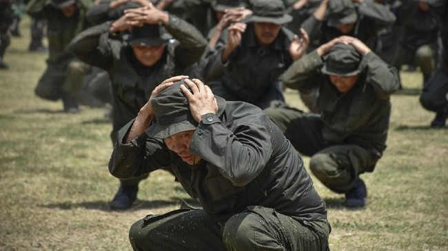 Tak Semua Masalah Diurus Tentara Anggota DPR Bonnie Triyana kritik rencana Gubernur Jabar mengirim siswa bermasalah ke barak TNI-Polri. Dia dorong pendekatan psikologis dan fasilitas kreatif.