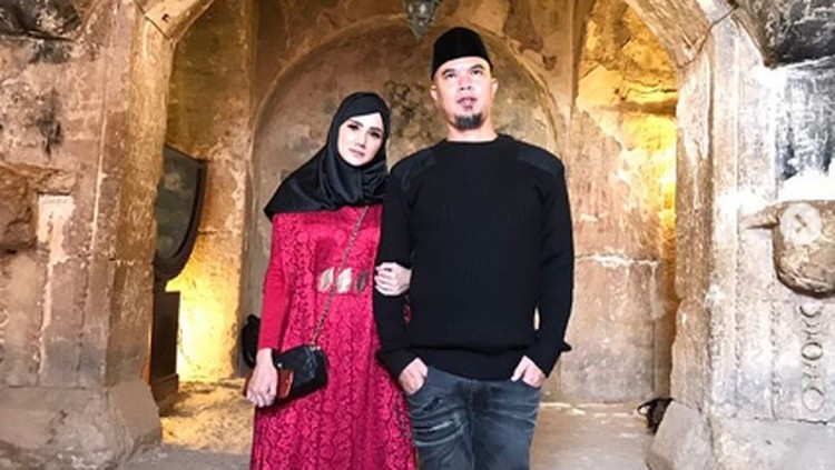 Pergi, respons yang ditunjukkan Mulan Jameela saat tahu suaminya Ahmad Dhani langsung ditahan.