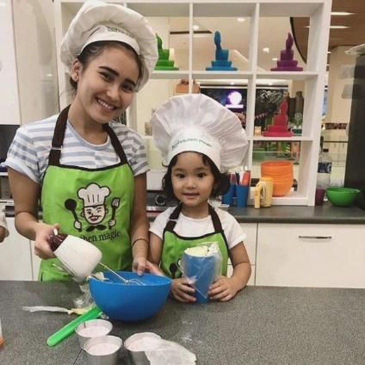 <p>Mau masak apa nih Ayu Ting Ting dan Bilqis? Ikutan dong he-he-he. (Foto: Instagram @ayutingting92)    </p>
