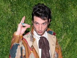 Ezra Miller Minta Maaf usai Terlibat Kasus Kriminal
