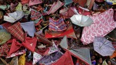 Umat Hindu menengadahkan pakaian dan payung untuk menampung beras dari sebuah kuil di Festival Annakut, Kolkata, India. (Reuters/Rupak De Chowdhuri)