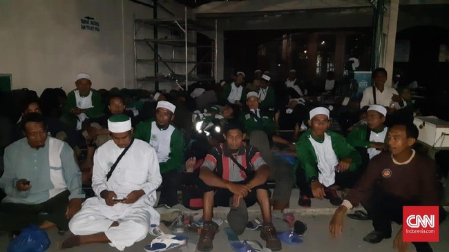 Para peserta pertemuan terkait khilafah diperkirakan berjumlah 600 orang dari berbagai daerah. Mereka belum mendapatkan tempat menginap pada malam ini.