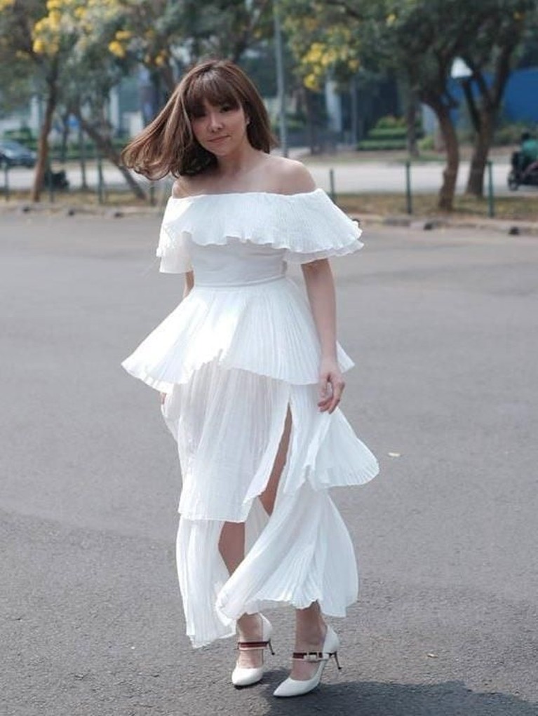 Penyanyi cantik, Gisella Anastasia, tengah merayakan ulang tahunnya yang ke-28 ada Jumat (16/11). Intip yuk gaya kece mama muda satu ini.