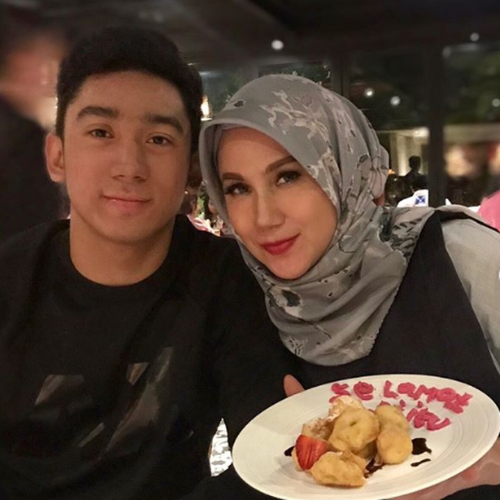 <p>Romantis banget nih, Daffa menyiapkan dinner buat Bundanya. Jadi ingin ikut makan bareng he-he-he. (Foto: Instagram @marinizumarnisreal)</p>