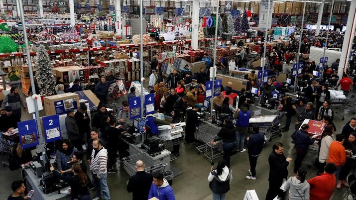 Shoppers push a cart with television screens during the shopping season, 'El Buen Fin' (The Good Weekend), at a Sam's Club store, in the early hours of Friday, in Mexico City, Mexico, November 16, 2018. REUTERS/Henry Romero