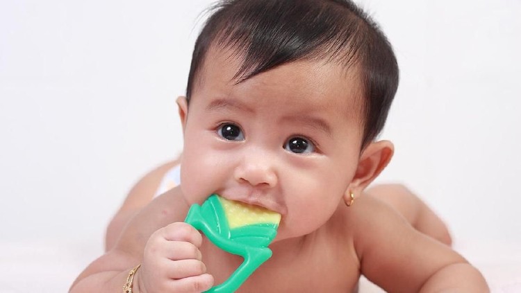 Bayi tumbuh gigi seringkali rewel, untuk menenangkannya Bunda bisa coba lima minyak esensial berikut.