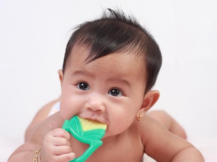 4 Jenis Makanan yang Nyaman Dikonsumsi Bayi Baru Tumbuh Gigi