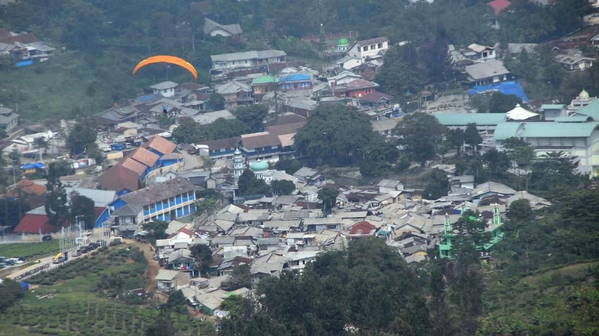 FOTO: Perbaikan Jalur Penahan Longsor di Kawasan Puncak