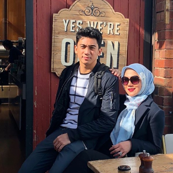 <p>Walau sudah berusia 42 tahun, tapi Marini Zumarnis tetap cantik dan awet muda. Itu sebabnya, potret bersama anaknya lebih sering terlihat seperti kakak dan adik. (Foto: Instagram @marinizumarnisreal)</p>